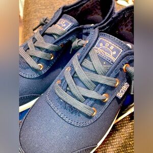 NWT Size 8 Women’s BOBS Sneakers with Memory Foam, Blue